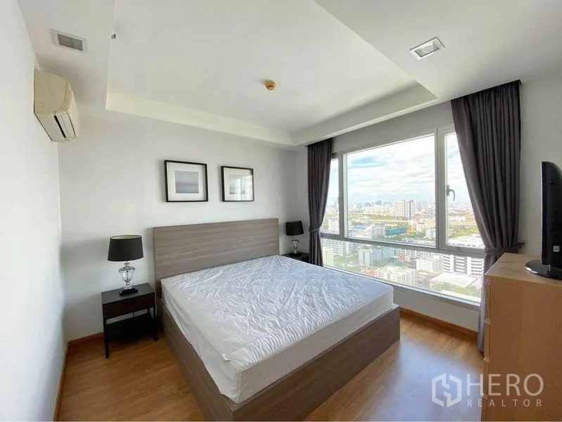 คอนโด ให้เช่าในHuai Khwang, Bangkok - ห้องนอนหลักมีหน้าต่างบานใหญ่เห็นวิวเมืองกว้าง