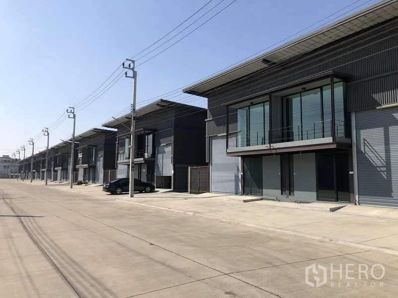 คลังสินค้า ให้เช่าในBang Phli, Samut Prakan - แถวโกดังใหม่ตามถนนโครงการกว้าง มีที่จอดรถและเสาไฟ