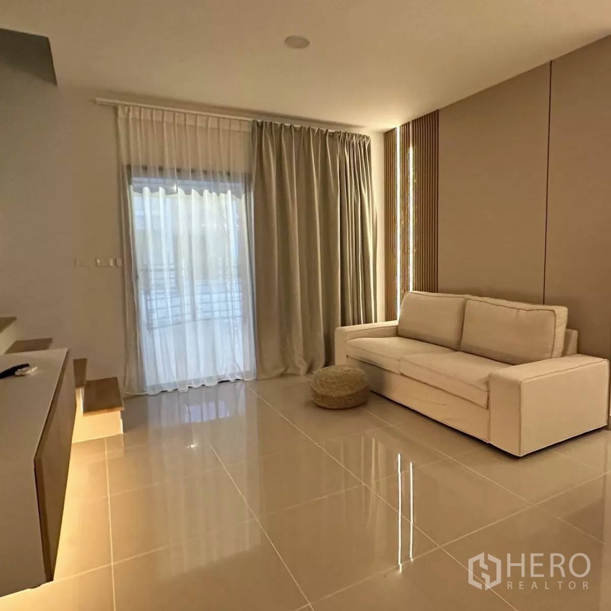 联排别墅 出租在Bang Phli, Samut Prakan - 第二卫浴，带淋浴、白色瓷砖和木纹装饰墙。