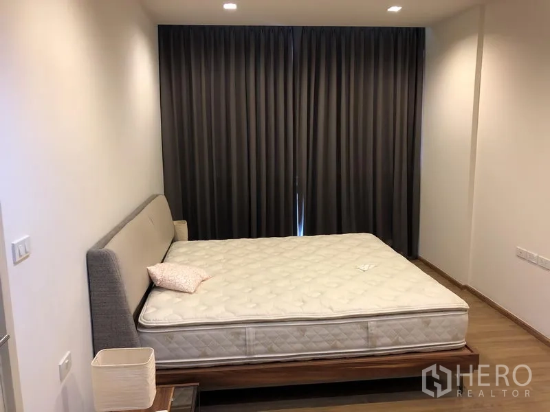 คอนโด ให้เช่าในWatthana, Bangkok - ห้องนอนใหญ่กว้าง เตียงคิงส์ไซซ์ พื้นไม้ และผ้าม่านทึบ