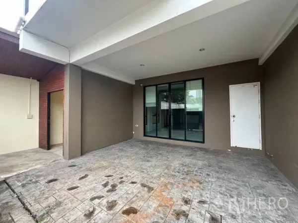 联排别墅 出租或出售在Khlong Toei, Bangkok - 带顶车棚和前露台，滑动玻璃入户门。
