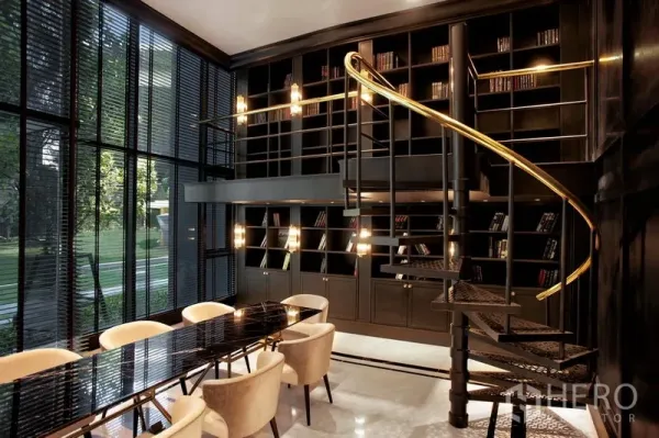 คอนโด ให้เช่าในPathum Wan, Bangkok - ห้องสมุดและโคเวิร์กกิ้งสเปซเพดานสูง บันไดเวียน ชั้นหนังสือเต็มผนัง พร้อมวิวสวน