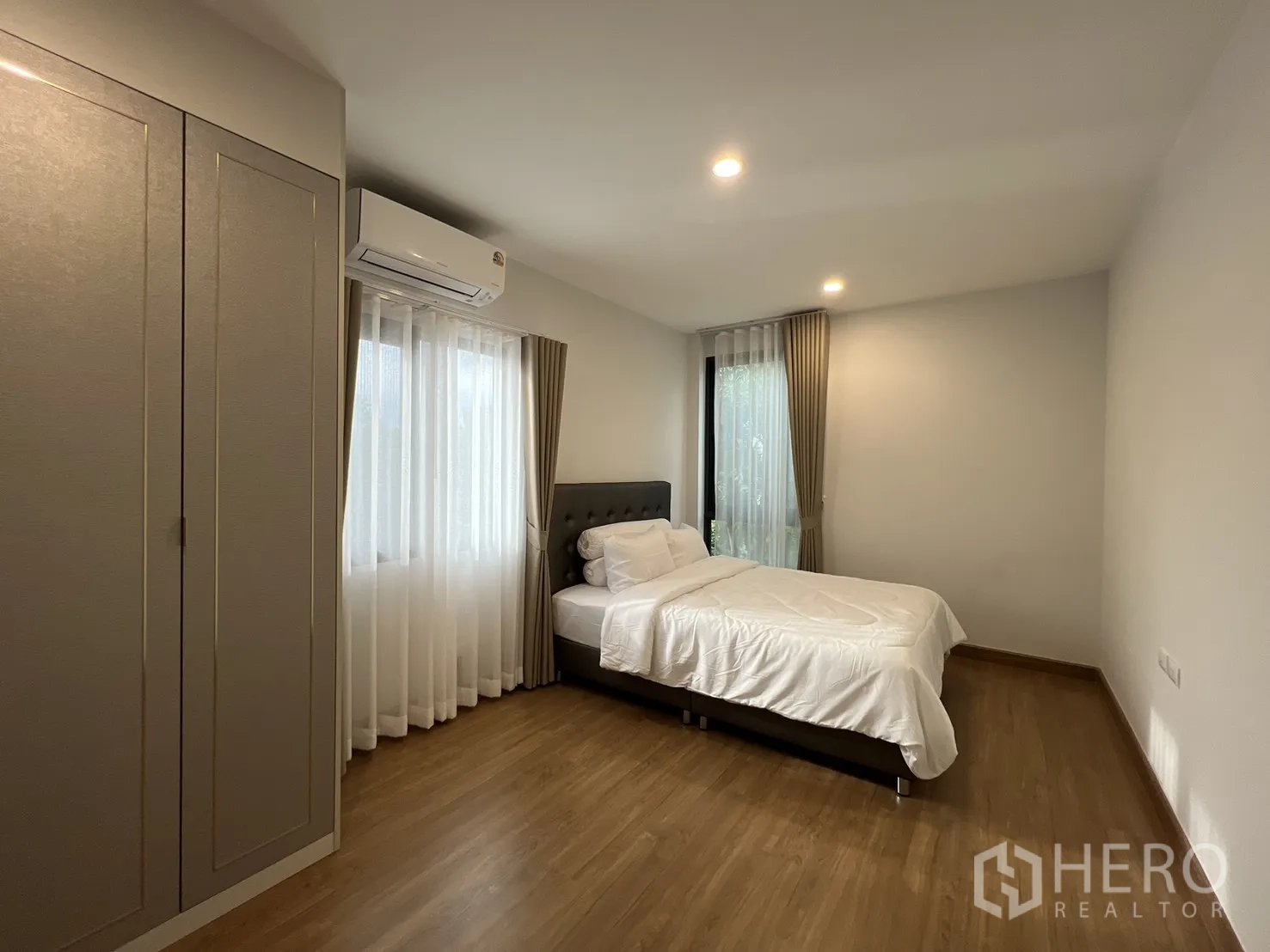 独立式住宅 出租在Prawet, Bangkok - 采光充沛的转角卧室，单人床与绿景。