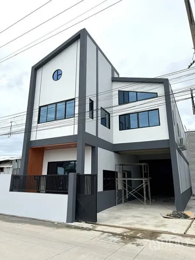 Warehouse for rent in Khlong Luang, Pathum Thani - Front elevation of the warehouse with covered carport and loading area.