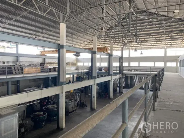 Factory for sale in Khlong Luang, Pathum Thani - Mezzanine walkway overlooking a production hall with a high steel truss roof.
