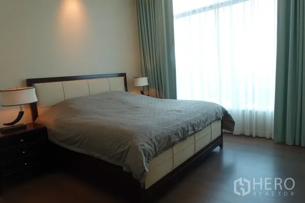 คอนโด ขายในPathum Wan, Bangkok - ห้องนอนกว้าง เตียงคิง โคมไฟหัวเตียง และหน้าต่างเต็มบานพร้อมผ้าม่านโปร่ง