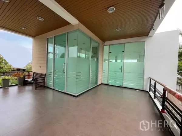 零售空间 出租在Bueng Kum, Bangkok - 带顶露台，木质吊顶，连接带磨砂玻璃的滑动门房间。