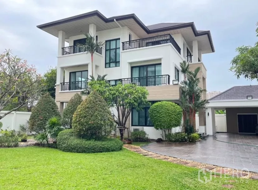 Detached House for rent in Chatuchak, Bangkok - Three-storey modern detached house with balconies and a large landscaped lawn in Chatuchak.