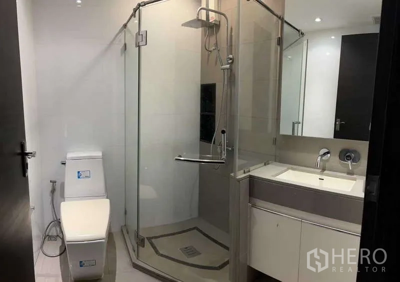 คอนโด ให้เช่าในRatchathewi, Bangkok - ห้องน้ำที่สองพร้อมตู้ shower มุมกระจก โถสุขภัณฑ์ และอ่างล้างหน้า