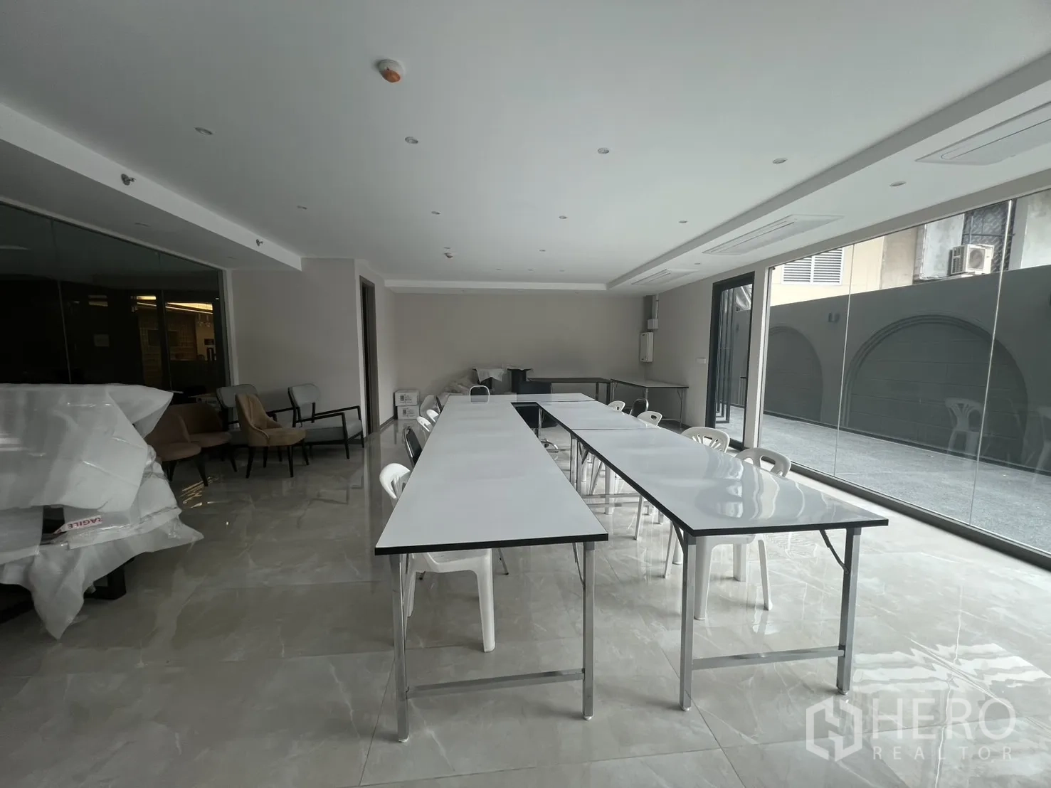 Retail Space for rent in Watthana, Bangkok - Bright open-plan interior with glossy tile floors, long tables and glass walls.
