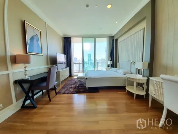 公寓 出租在Watthana, Bangkok - 主卧带阳台通道，木地板、书桌与城市景观