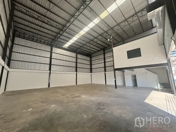 货栈 出租在Lat Krabang, Bangkok - 仓库内部视角，天窗采光，高天花，右侧为办公室夹层