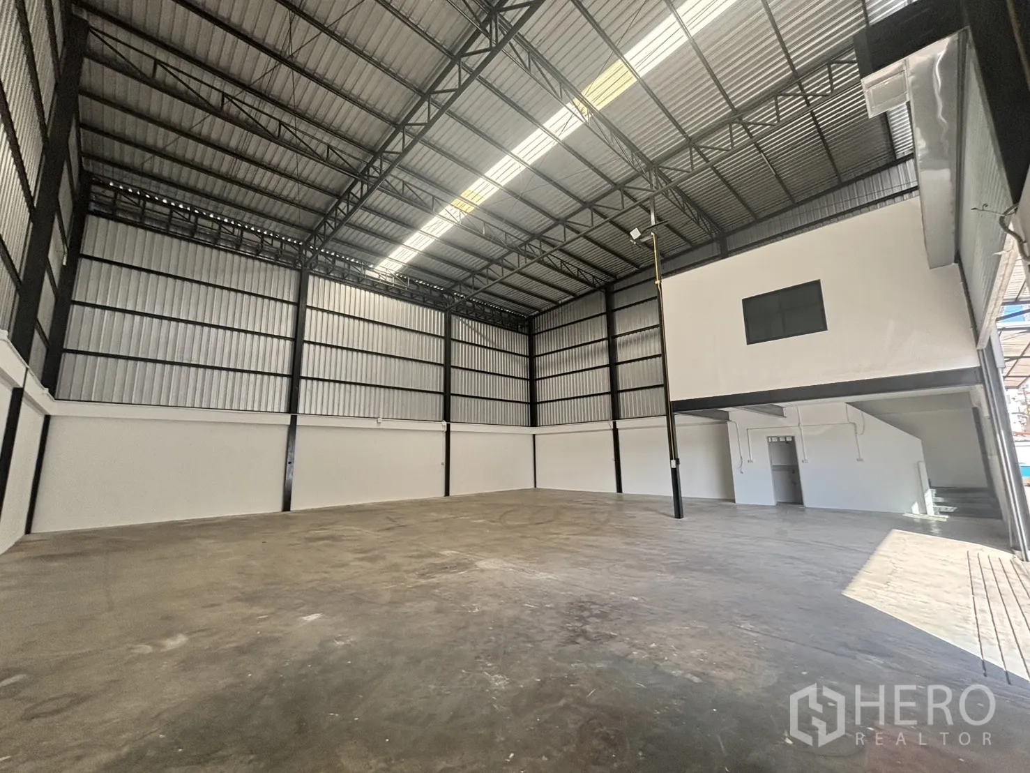 货栈 出租在Lat Krabang, Bangkok - 仓库内部视角，天窗采光，高天花，右侧为办公室夹层