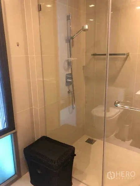 คอนโด ให้เช่าหรือขายในBang Kho Laem, Bangkok - ห้องน้ำสมัยใหม่พร้อมตู้ shower กระจกและอุปกรณ์ครบ