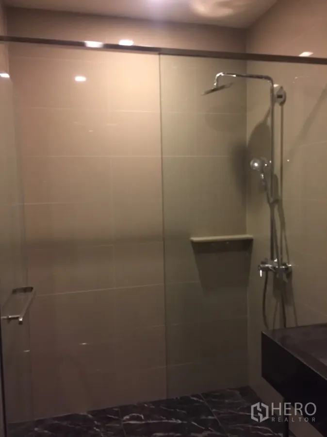 คอนโด ให้เช่าในWatthana, Bangkok - ห้องน้ำสไตล์โมเดิร์น พร้อมตู้กระจกอาบน้ำ ฝักบัวเรนชาวเวอร์ และเคาน์เตอร์หินสีเข้ม