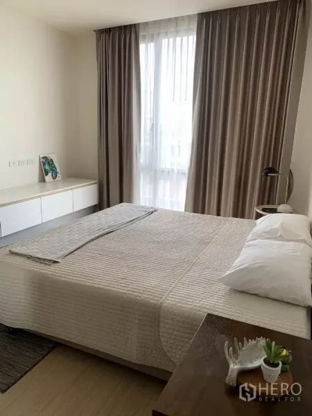 คอนโด ให้เช่าในWatthana, Bangkok - ห้องนอนใหญ่โทนอบอุ่น เตียงคิงไซส์ หน้าต่างสูงและผ้าม่านทึบโปร่ง