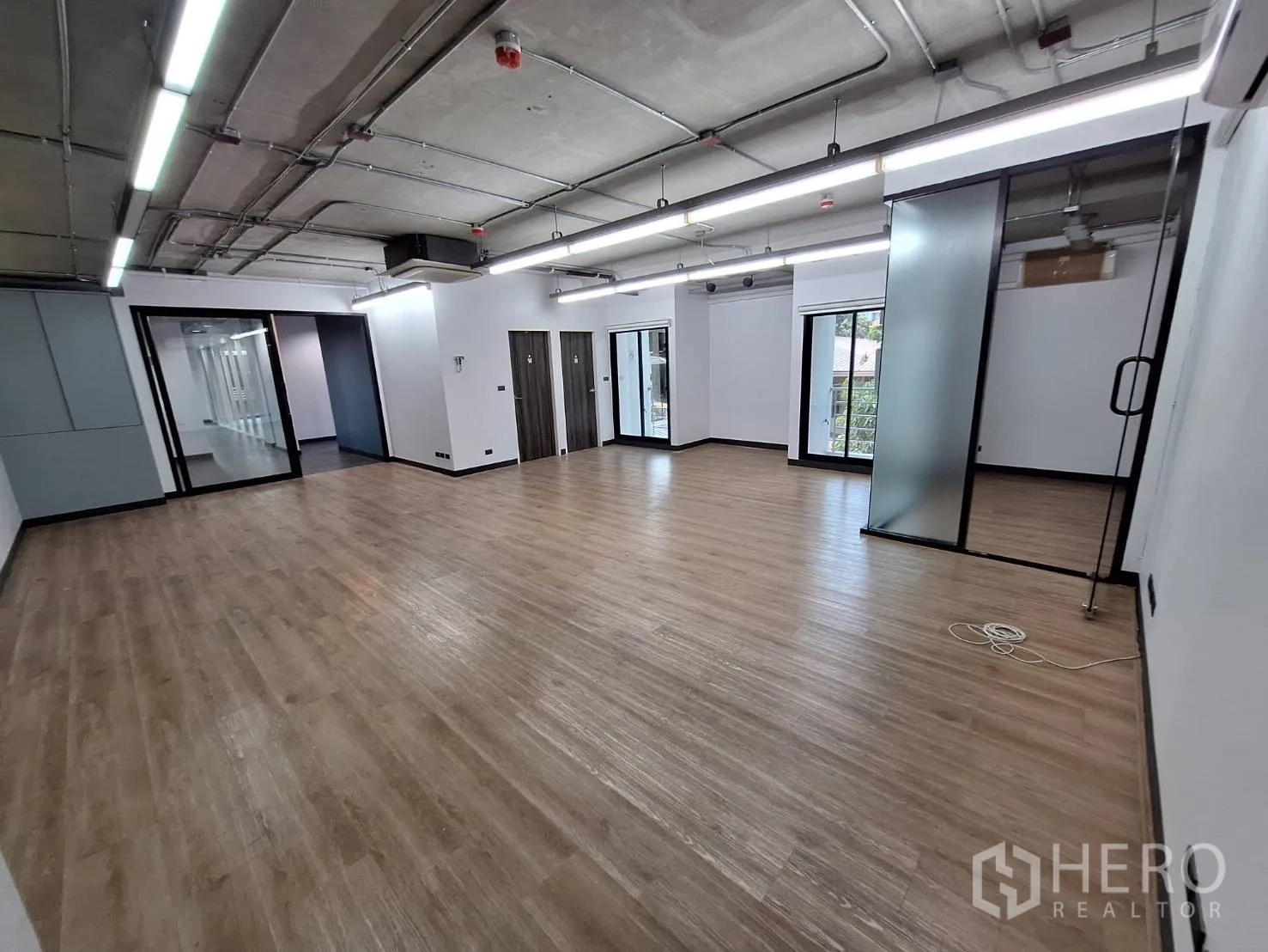 สำนักงาน ให้เช่า - โซนทำงานพร้อมห้องกั้นกระจกฝ้าและพื้นไม้