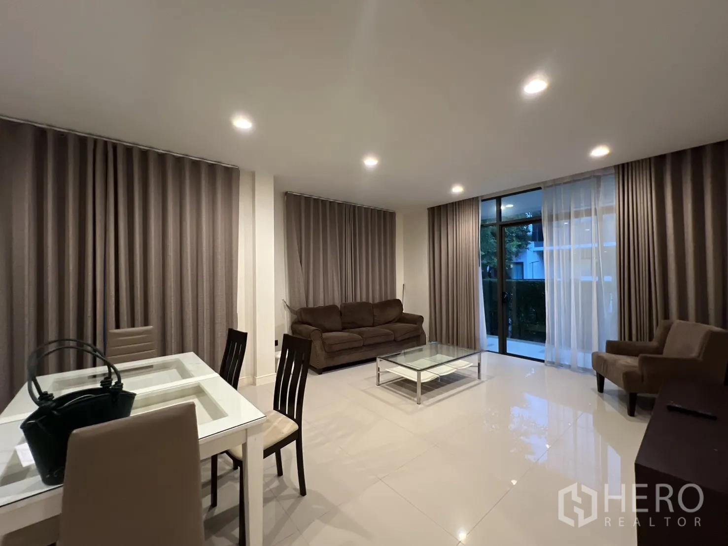 Detached House for rent or sale in Bang Kapi, Bangkok - Spacious open-plan lounge and dining with glossy tiled floors.