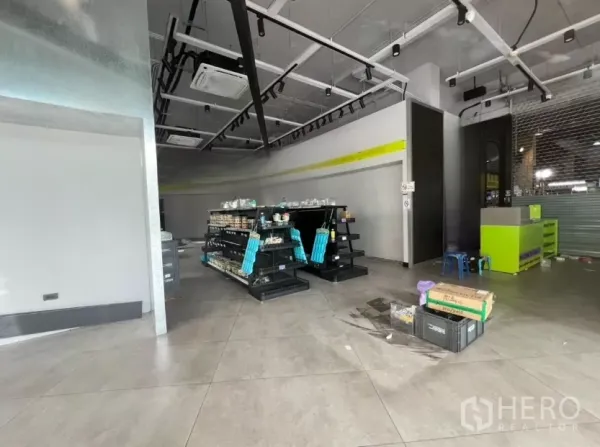 零售空间 出租 - 店内铺有地砖，陈列货架、轨道灯与服务柜台，便于经营。