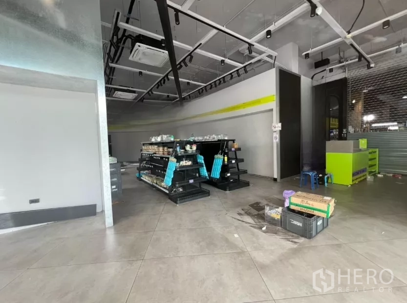 零售空间 出租 - 店内铺有地砖，陈列货架、轨道灯与服务柜台，便于经营。