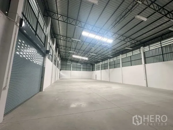 工厂 出租在Bang Len, Nakhon Pathom - 高挑厂房内部，钢桁架屋顶、采光带与卷闸门