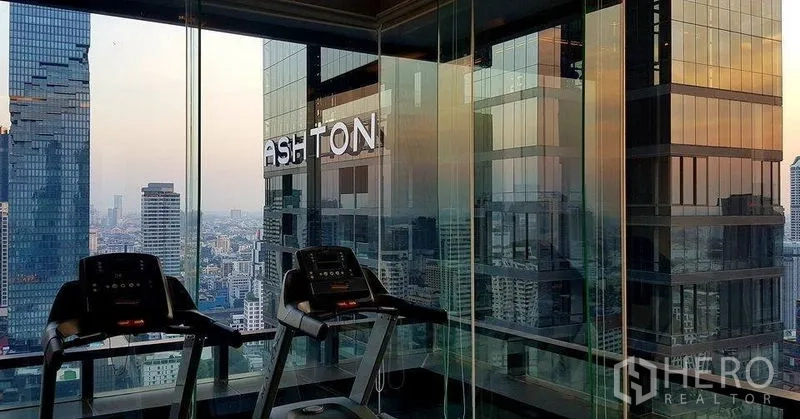 คอนโด ขายในBang Rak, Bangkok - ห้องฟิตเนสกระจกใสพร้อมลู่วิ่ง เห็นวิวตึกระฟ้าแบบพาโนรามา