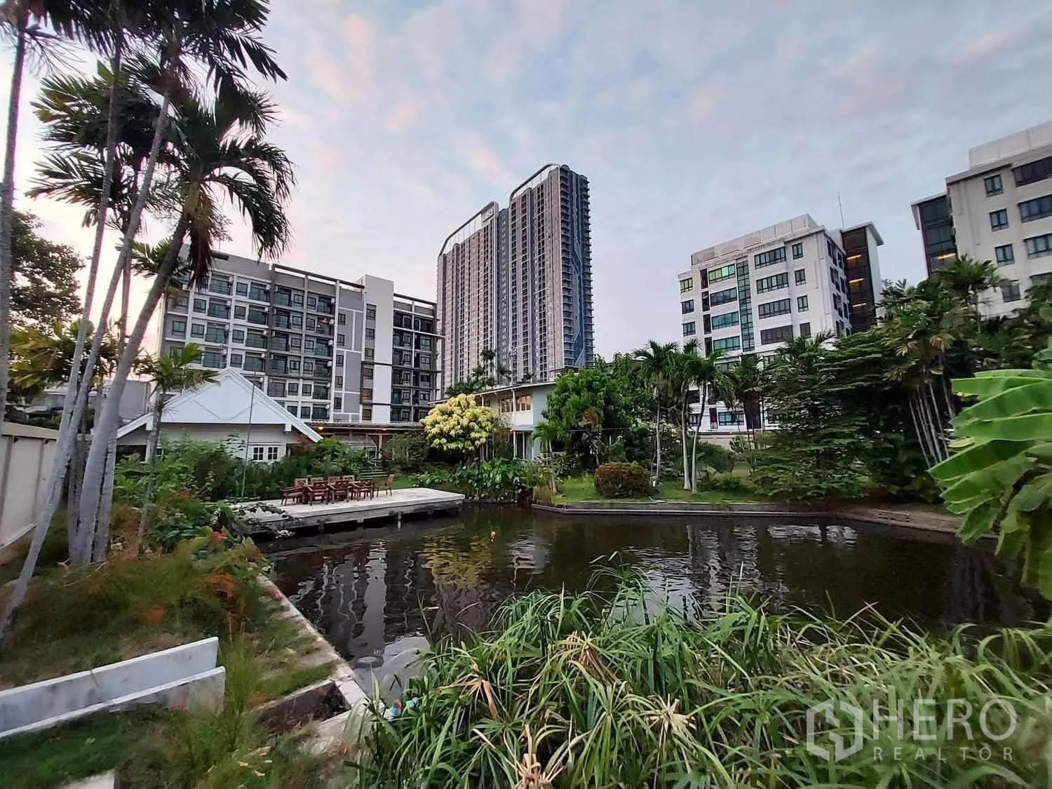 บ้านเดี่ยว for rent or sale in Mueang Samut Prakan, Samut Prakan - มุมกว้างของบ่อน้ำและสวน รายล้อมด้วยอาคารโดยรอบ