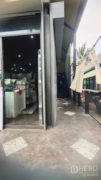 อาคารพาณิชย์ ให้เช่าในBang Kho Laem, Bangkok - ทางเข้าพร้อมประตูบานเลื่อนและบันไดขึ้นสู่ชั้นบน