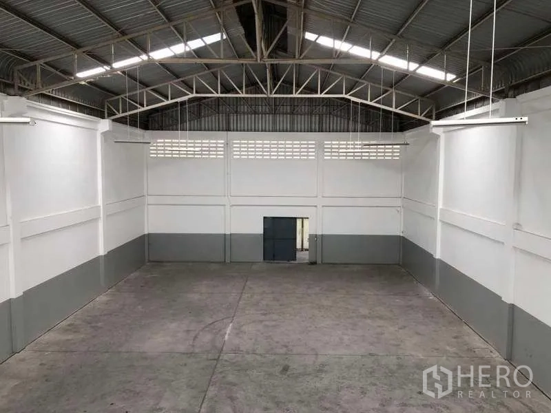 โรงงาน ให้เช่าในKhlong Luang, Pathum Thani - พื้นที่คลังสินค้าหลังคาสูง โครงถักเหล็ก พร้อมพื้นคอนกรีตกว้าง