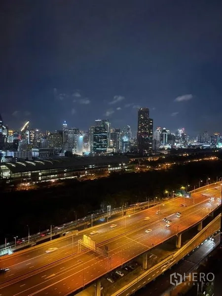 Condominium for rent in Ratchathewi, Bangkok - Night city skyline and expressway view from a high-rise condominium.