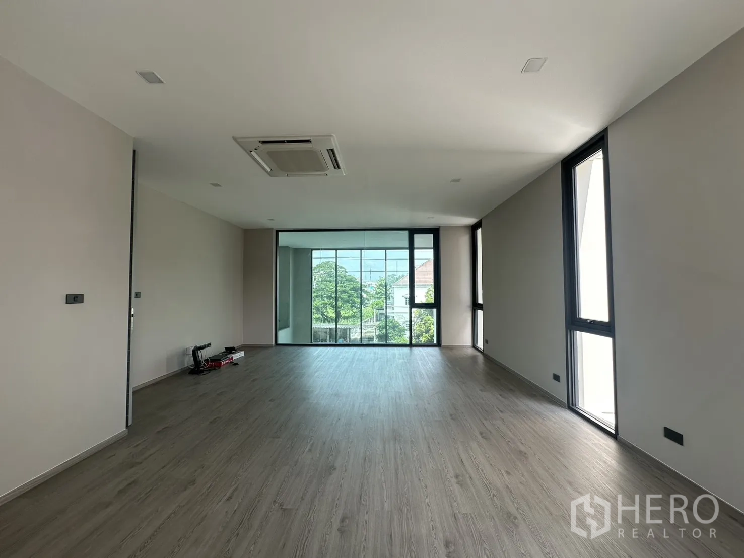 家庭办公室 for rent or sale in Suan Luang, Bangkok - 狭长房间铺木地，侧窗引入自然光。