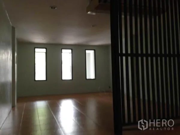 带办公室的家 出租或出售在Wang Thonglang, Bangkok - 室内开放空间，三扇窄窗与浅色地砖，旁有黑色栅格隔断，曼谷居家办公房。