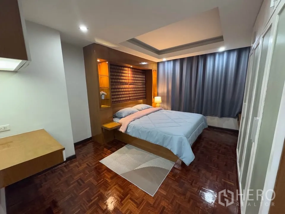 คอนโด ให้เช่าในHuai Khwang, Bangkok - ห้องนอนใหญ่ เตียงขนาดใหญ่ หัวเตียงบิลท์อิน เพดานหลุม และม่านทึบ