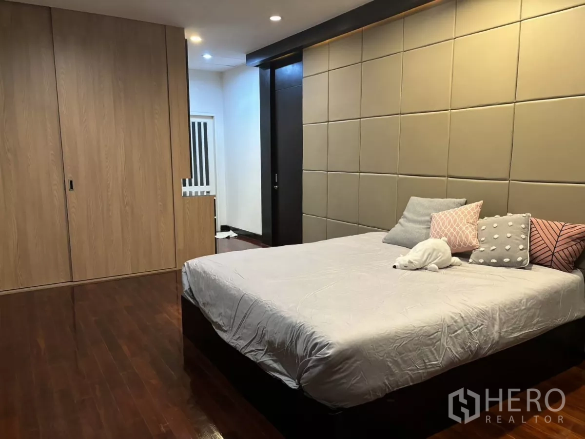 独立式住宅 出租在Bang Kapi, Bangkok - 主卧，软包床头与定制衣柜。