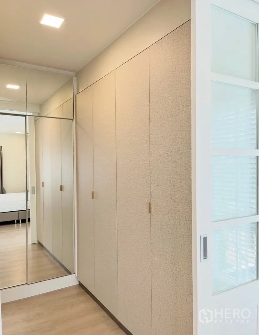 บ้านเดี่ยว for rent in Bang Phli, Samut Prakan - โถงวอล์กอินคลอเซ็ตพร้อมตู้เสื้อผ้าสูงจรดเพดานและบานกระจก.
