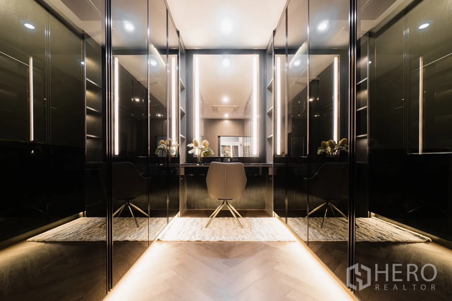 Detached House for rent or sale in Prawet, Bangkok - Luxurious walk-in closet with glossy black wardrobes and lighted vanity