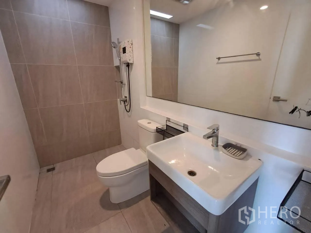 Townhouse for rent in Bang Kapi, Bangkok - Modern bathroom with vanity, toilet and walk-in shower area.