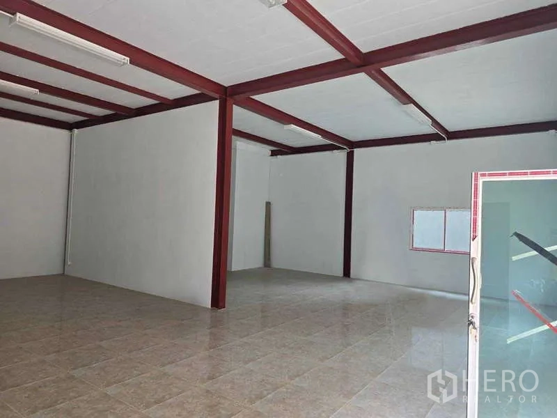 Warehouse for rent in Mueang Samut Sakhon, Samut Sakhon - Spacious open-plan interior with glossy tile floor and multiple windows.