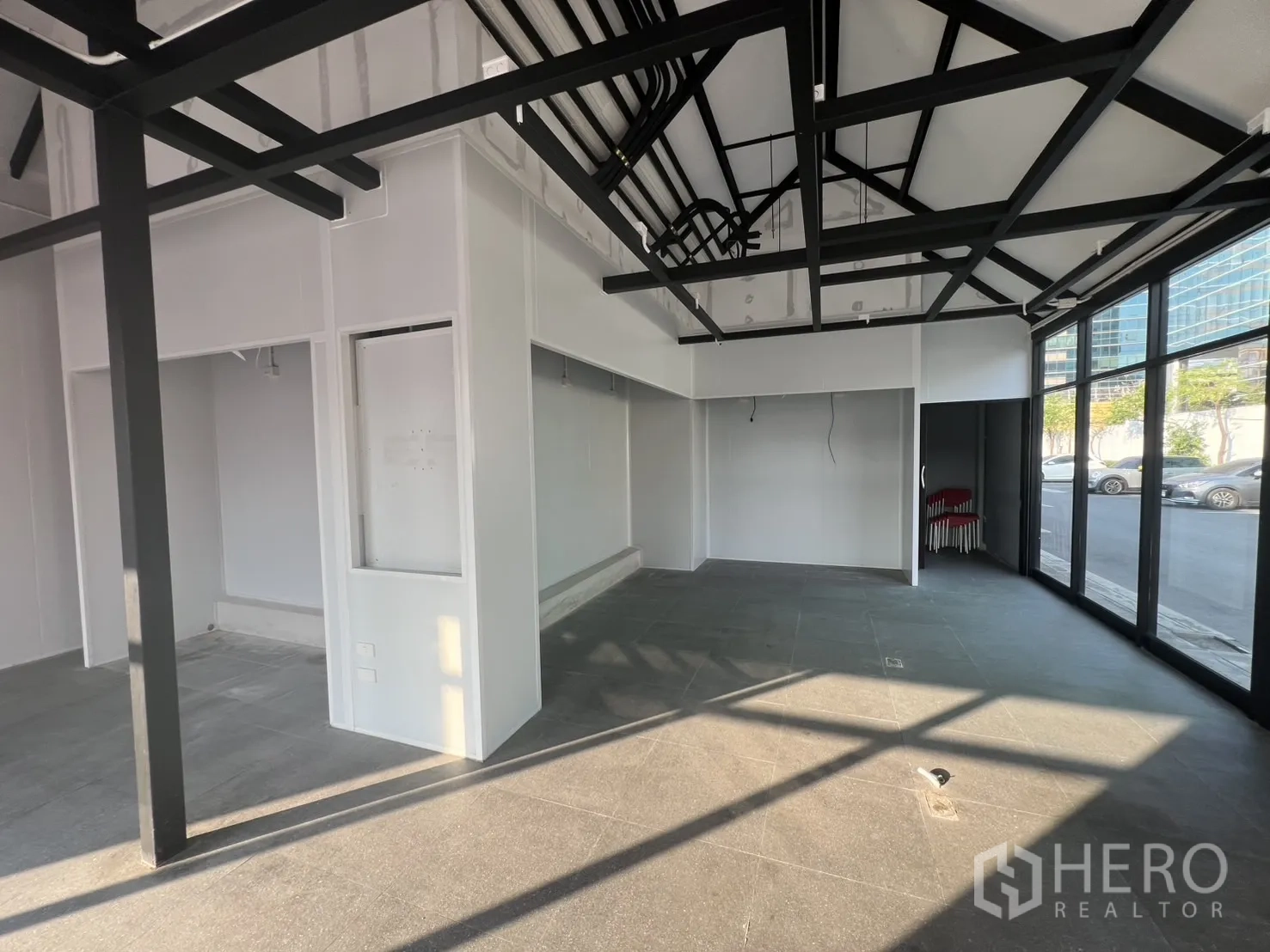 零售空间 出租 - 主要营业区，拱形屋顶与周边玻璃，适合陈列或座位。