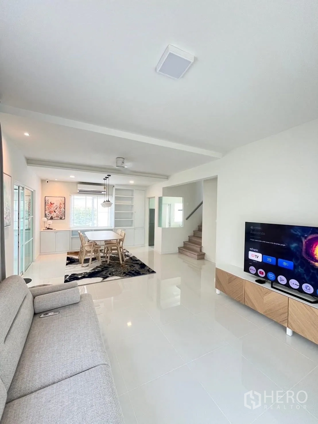 บ้านเดี่ยว for rent in Bang Phli, Samut Prakan - พื้นที่นั่งเล่นเชื่อมต่อรับประทานอาหารพร้อมโซฟา ทีวี และบันได.