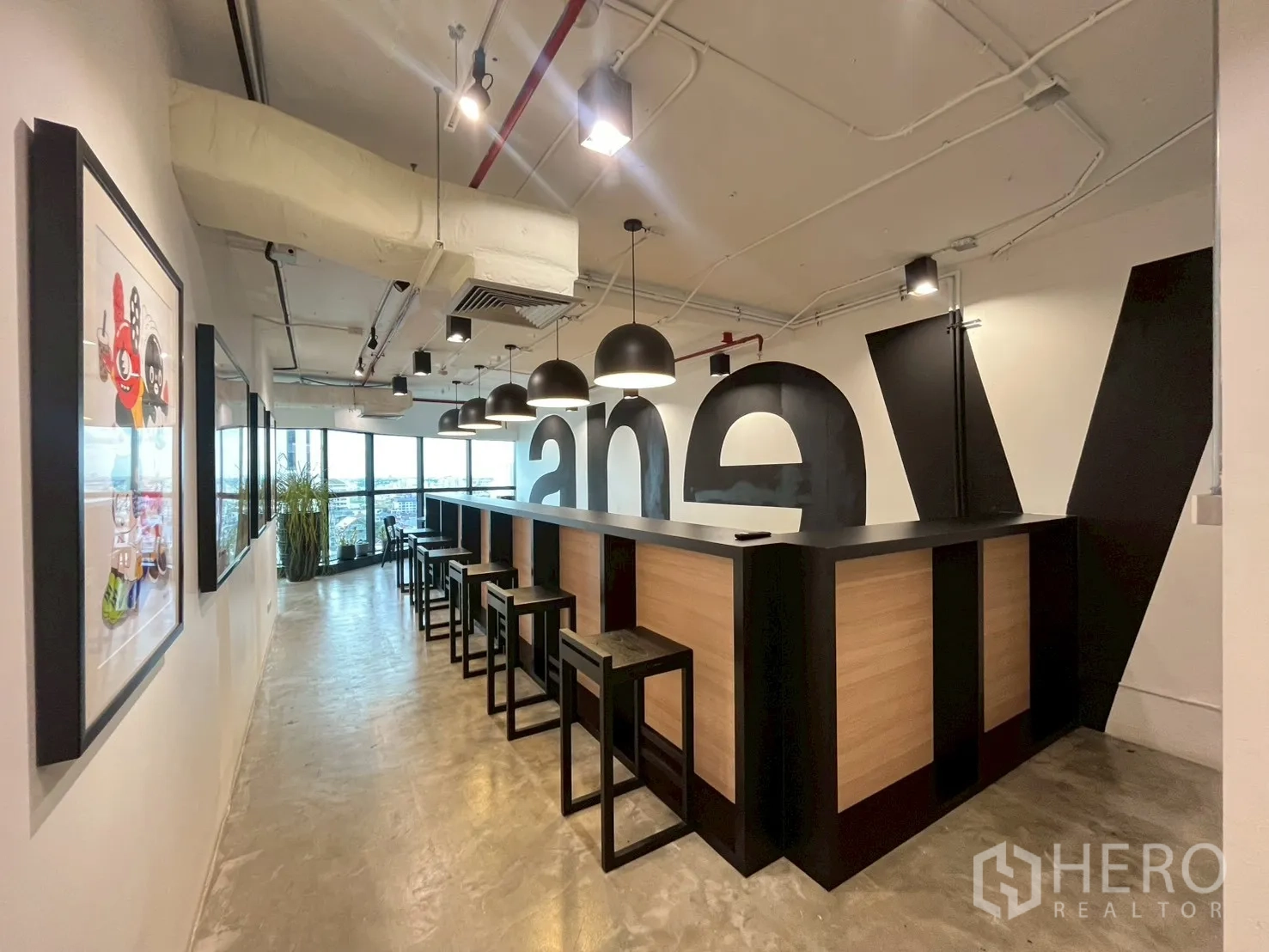 ออฟฟิศ for rent in Watthana, Bangkok - เคาน์เตอร์สไตล์บาร์พร้อมสตูล โคมไฟแขวน และหน้าต่างบานใหญ่ในโถงสำนักงานสมัยใหม่