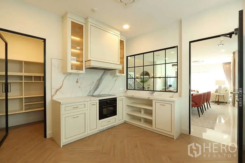 Detached House for rent in Saphan Sung, Bangkok - Gated street-front facade of a modern two-story detached house.