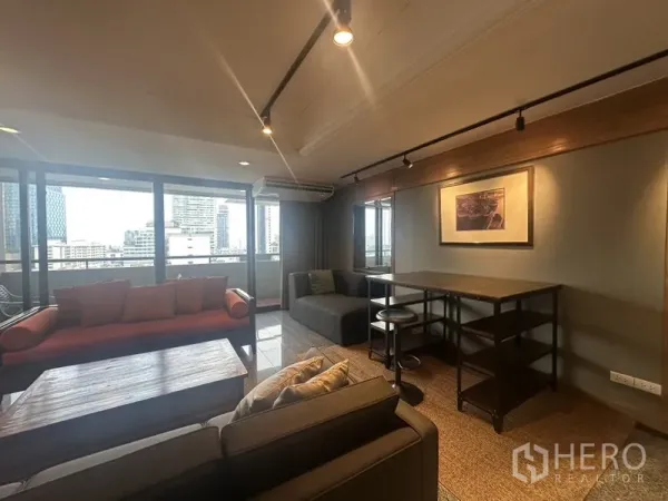 公寓 出售在Watthana, Bangkok - 次客厅临落地窗，带城市景观与书桌