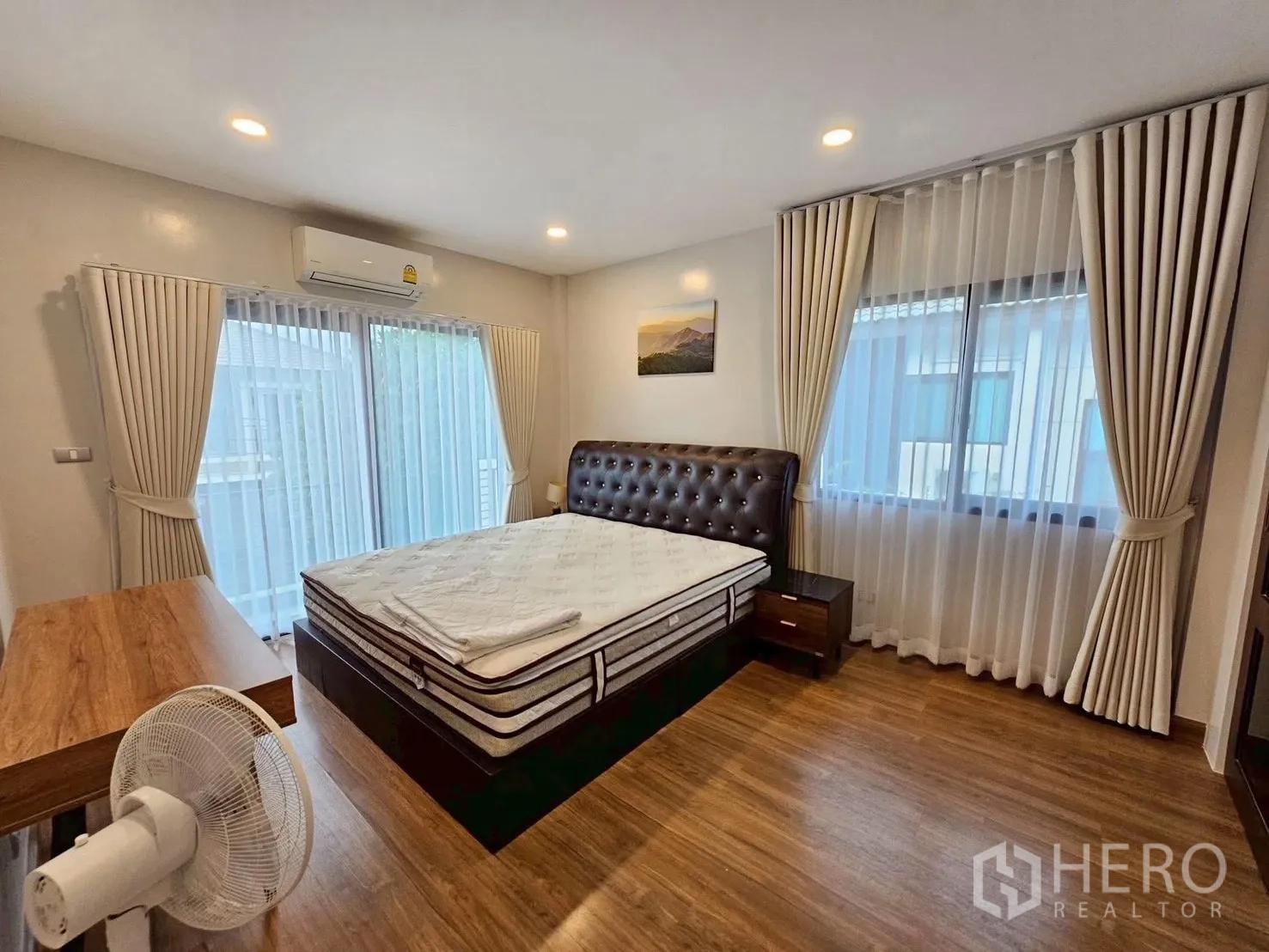 独立式住宅 出售在Bang Phli, Samut Prakan - 主卧带推拉阳台门，软包床头，双窗通风，铺设木地板。