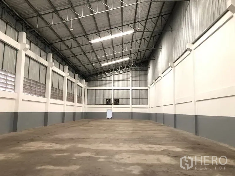 工厂 出租或出售在Bang Phli, Samut Prakan - 高挑库房，钢桁架屋顶，侧墙通风百叶，宽阔混凝土地面。