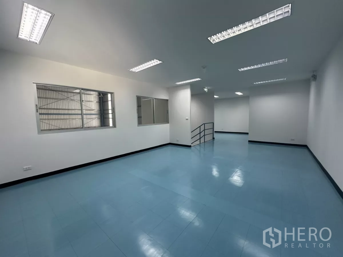 โรงงาน ให้เช่าในBang Phli, Samut Prakan - ออฟฟิศชั้นลอยแบบเปิดโล่ง มีหน้าต่างลูกกรง และไฟหลอดยาว