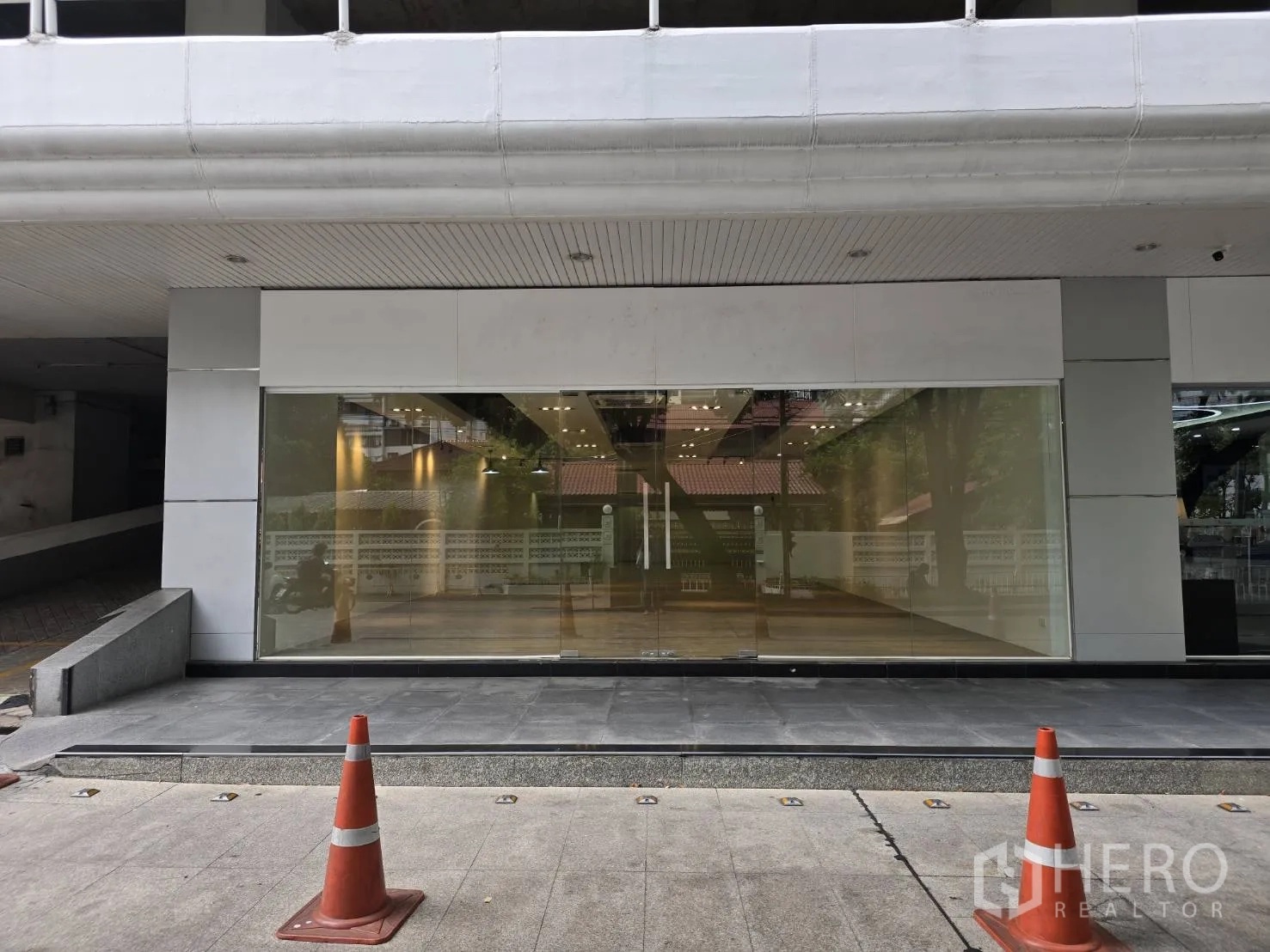 零售空间 for rent in Watthana, Bangkok - 临街零售店铺外立面，整面落地玻璃与前方铺装广场。