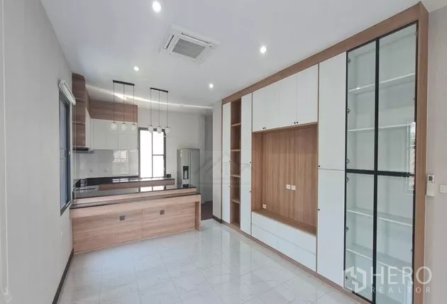 带办公室的家 出租在Watthana, Bangkok - 开放式餐厨区，岛台与木质吧台，带玻璃门的内置收纳柜和筒灯