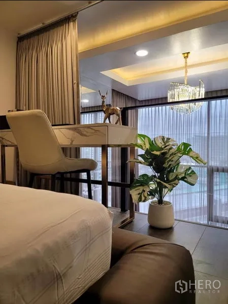 公寓 出租在Chatuchak, Bangkok - 夹层工作角，石纹书桌与吧椅，吊灯与绿植，俯瞰客厅。