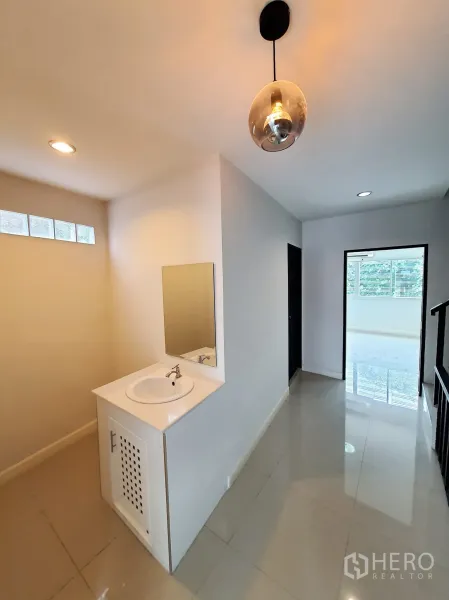 带办公室的家 出租在Khlong Toei, Bangkok - 楼梯平台设洗手台与吊灯，走廊通向采光房间。